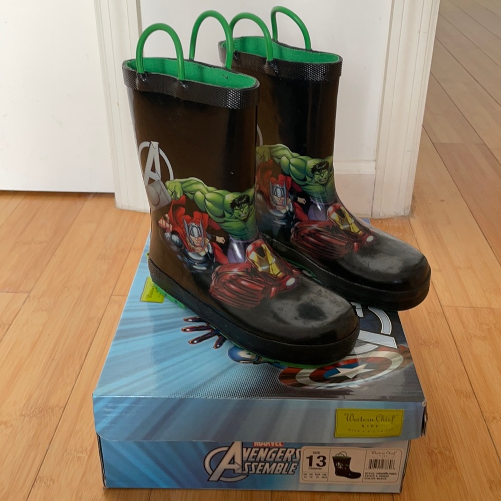 Kids avengers rainboots size 13